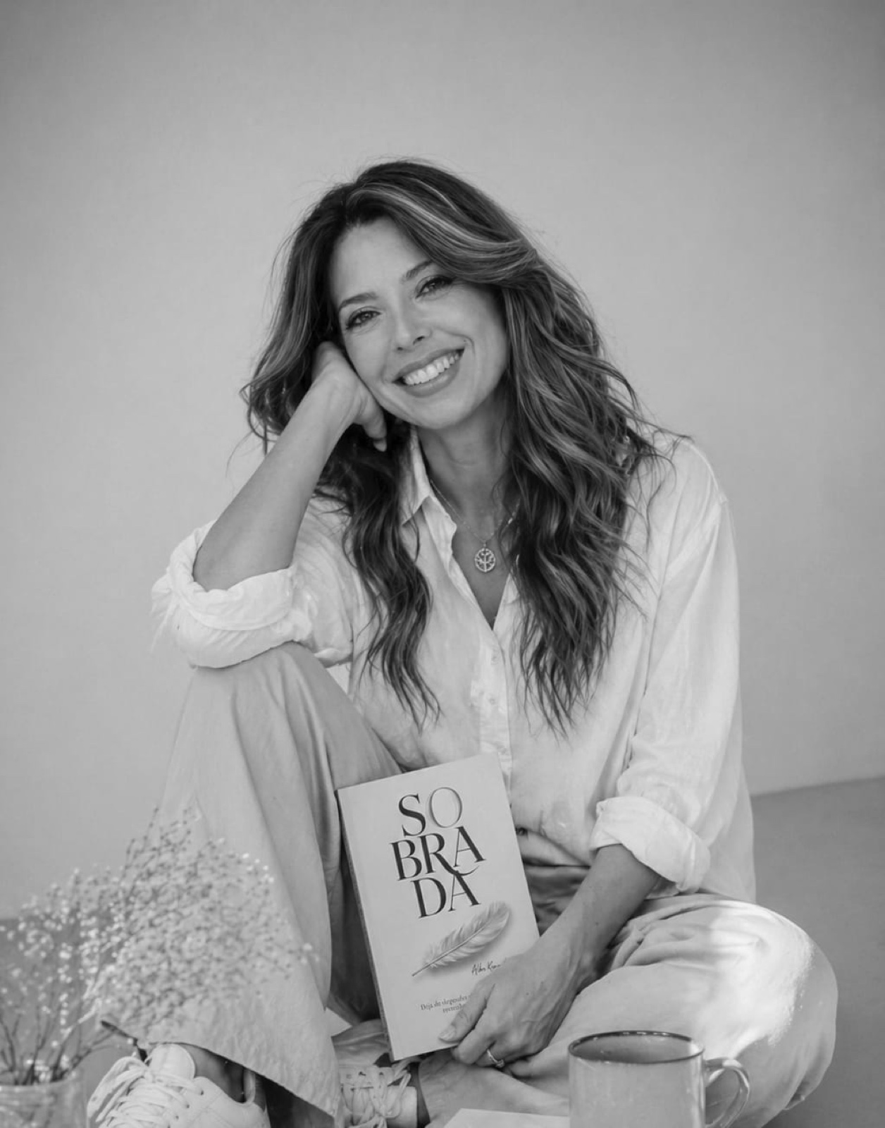 Alba Karmatherapia con su libro Sobrada